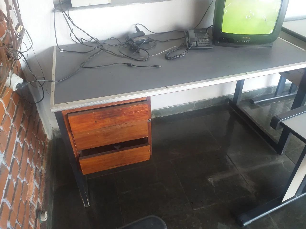Mesa madeira com 3 gavetad - Foto 3