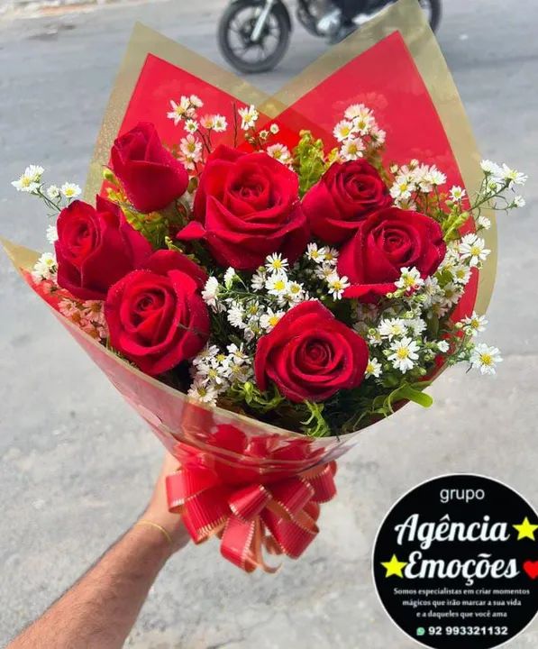 Cestas é os buquê de flores lindas frescas novinhas