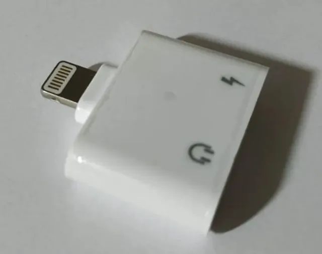 Adaptador Áudio iPhone Fone + Carga Lightning Branco COD-CP395  