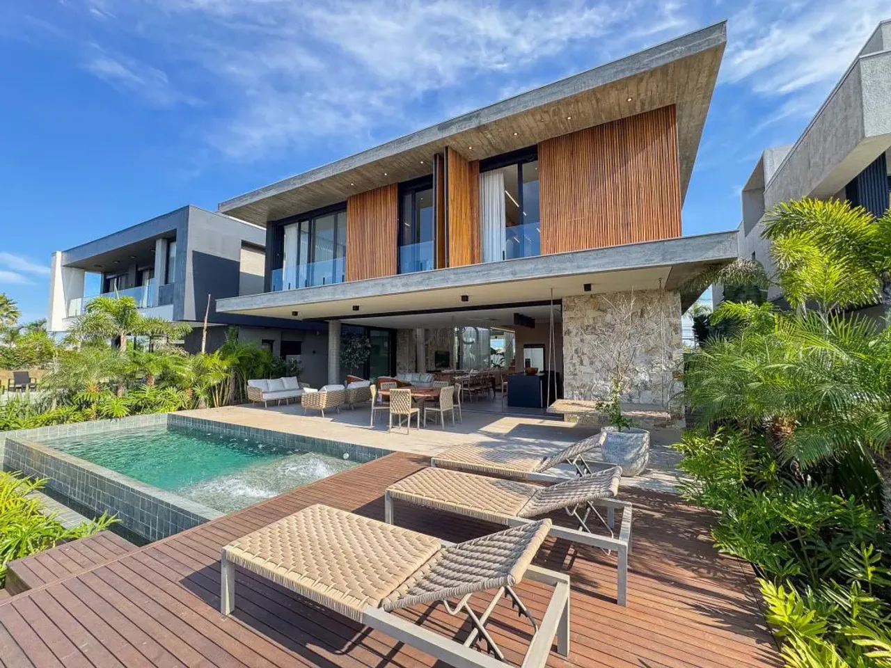 Casa mobiliada e decorada beira lago, 6 suítes e piscina à venda, 427 m² - Condomínio Sens