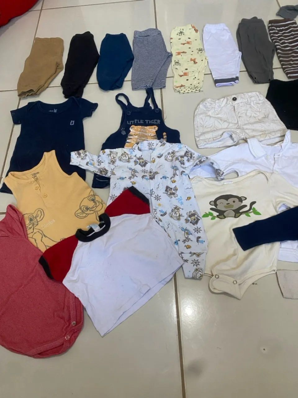 Lote de roupas de bebê: macacão, bodies e calças