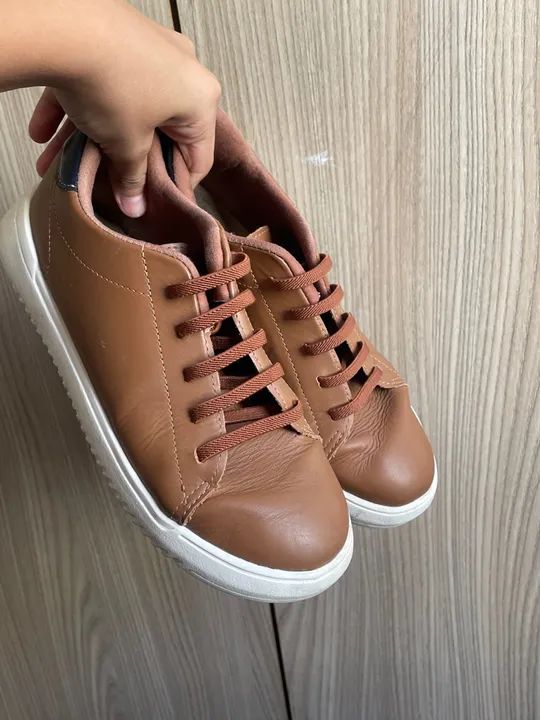 Tênis marrom de couro