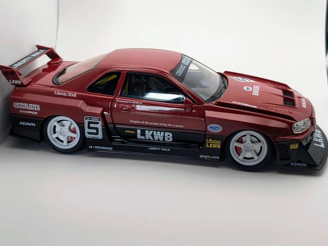 Nissan Skyline R34 Liberty Walk - Carro de ferro em Escala 1:24