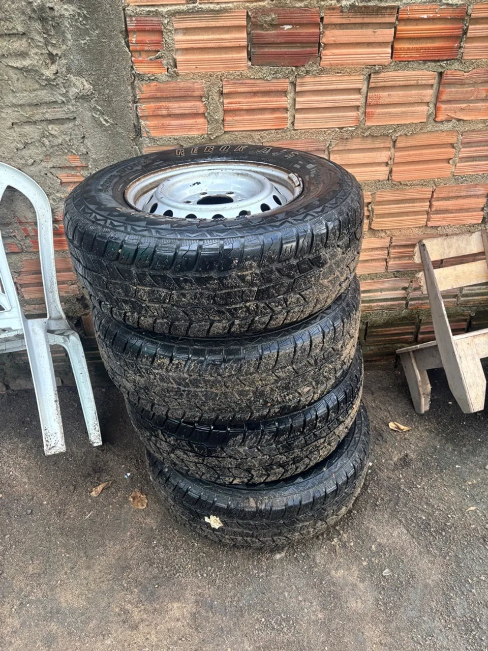Vende-se Jogo de Pneus aro 16 seminovos