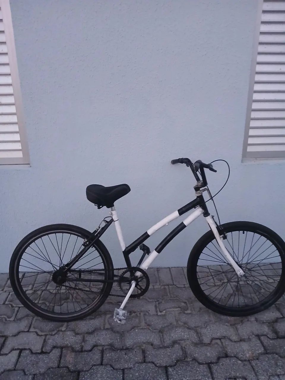 Bicicleta Urbana Preta e Branca - Foto 2