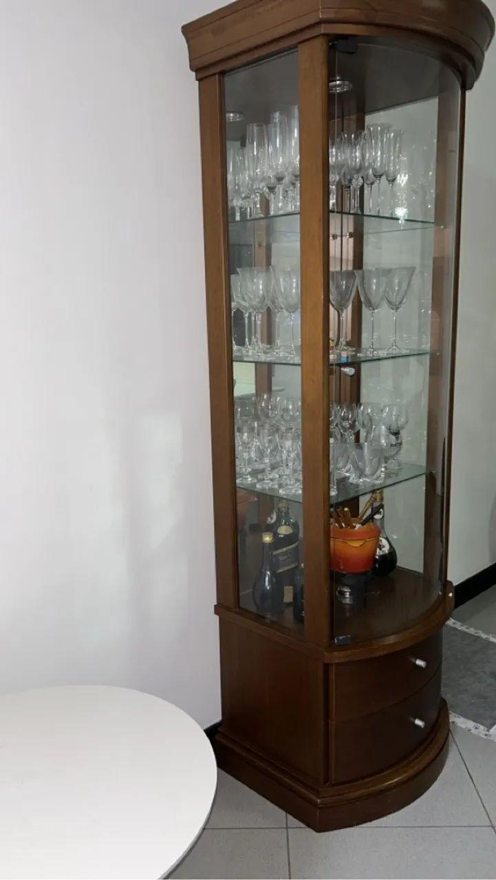 Cristaleira de madeira com 3 prateleiras de vidro