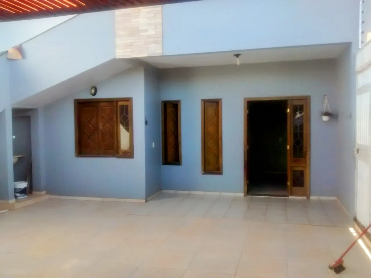 Porta de madeira para entrada de casa