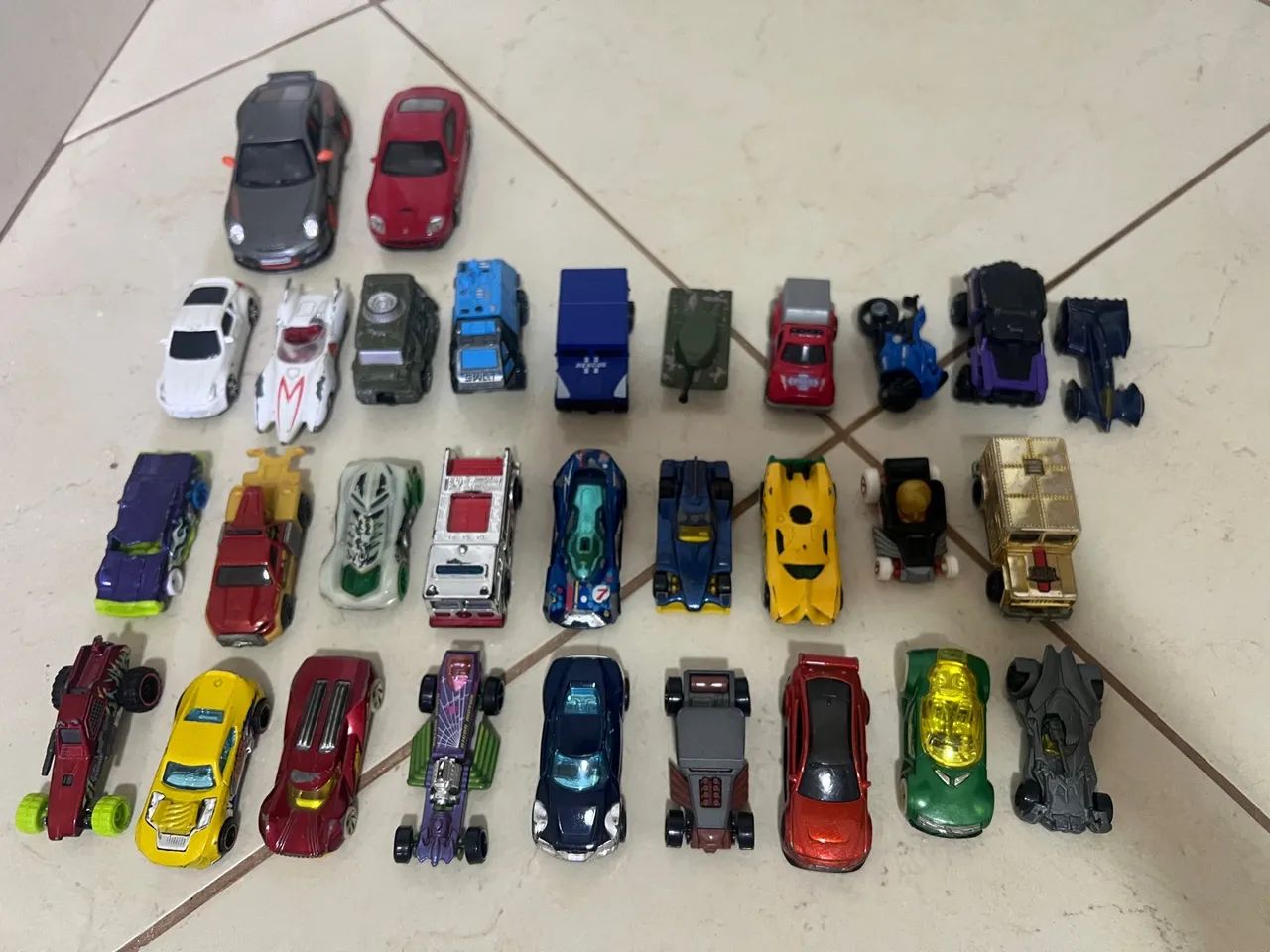 Lote de 30 Carrinhos sendo 18 Hot Wheels