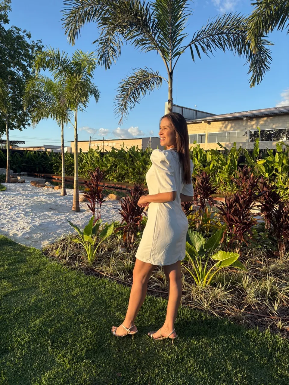Vestido branco elegante para diversas ocasiões