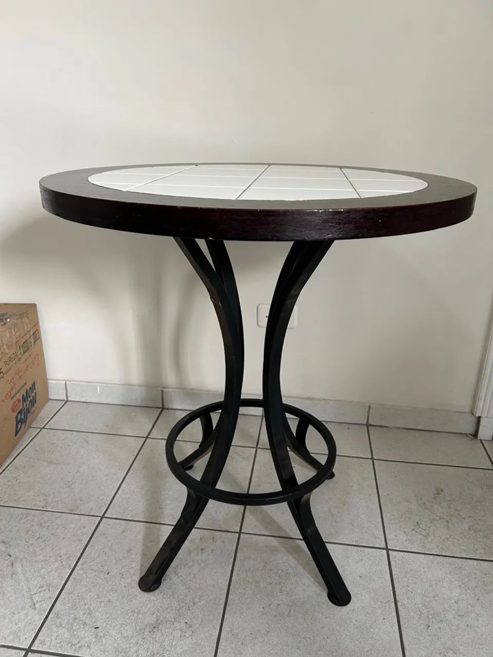 Mesa redonda com tampo de azulejos - Foto 3
