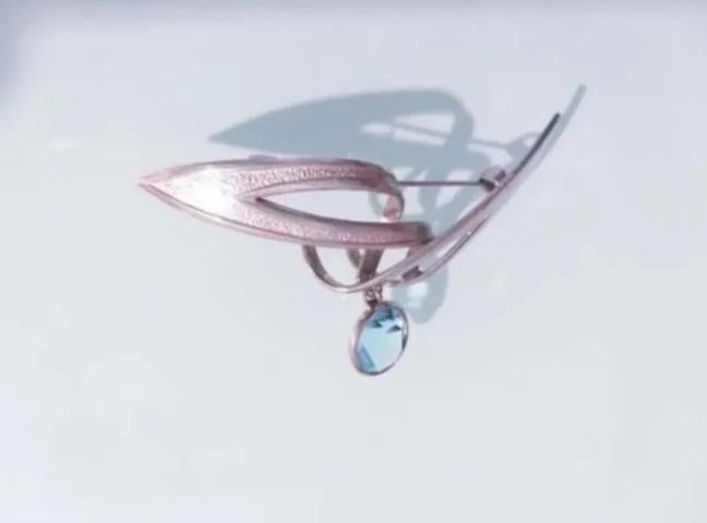 BROCHE EM PRATA, COM PINGENTE DE TOPÁZIO SWISS BLUE.