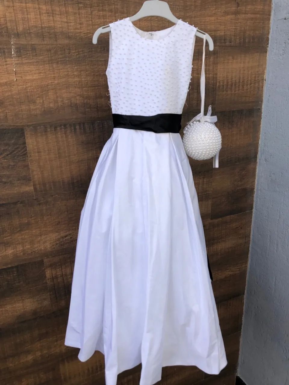 Vestido Infantil Branco com Cinto Preto e Bolsa