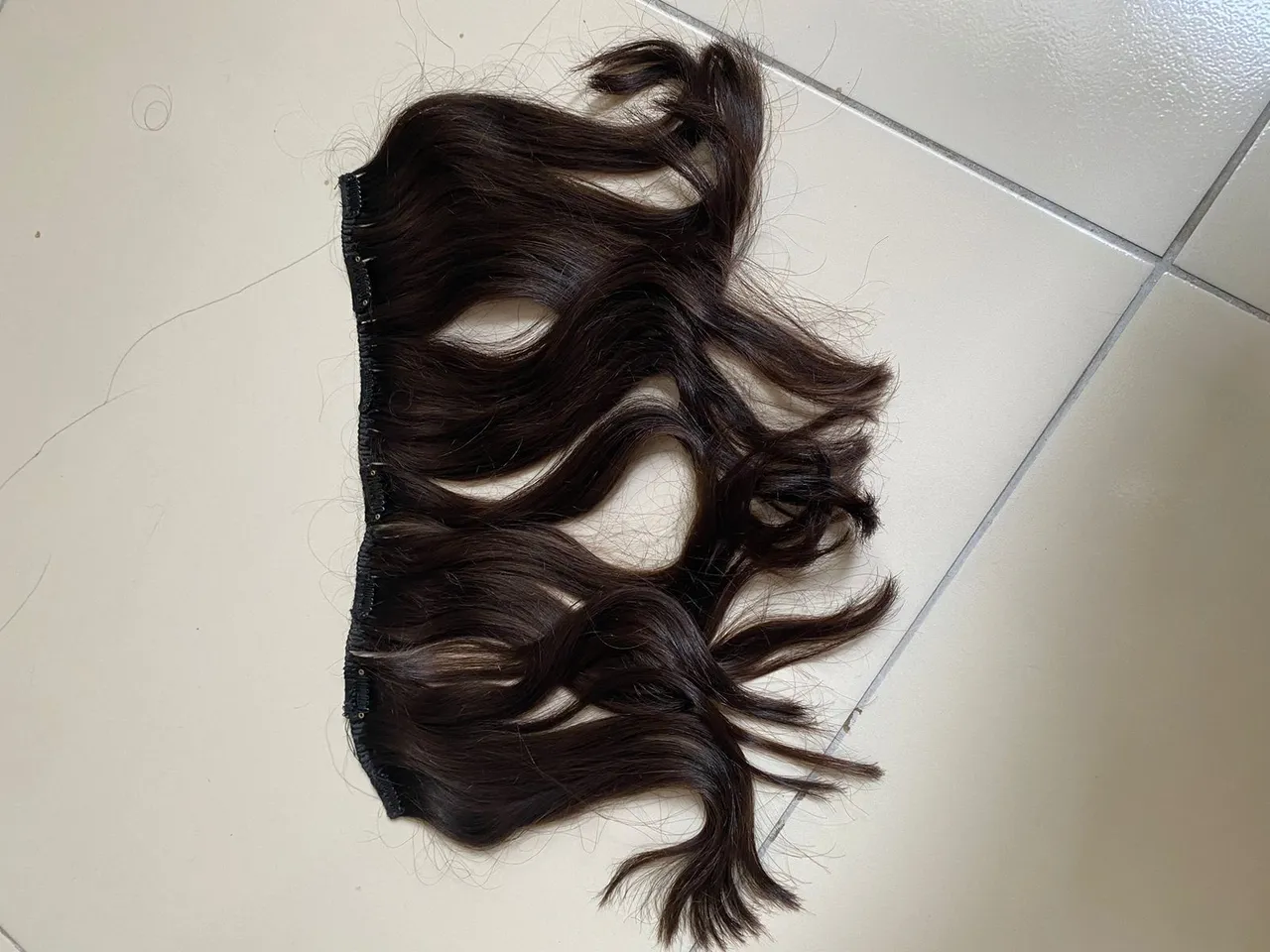 Aplique de cabelo castanho escuro com tic tac