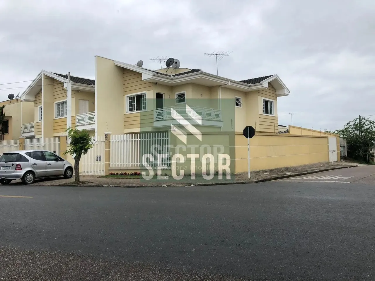Sobrado Locação em São Pedro - São José dos Pinhais
