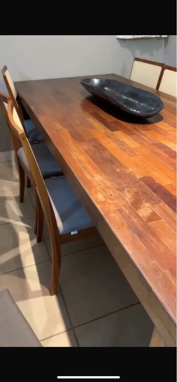 Mesa de Jantar de Madeira Maciça com Design Clássico