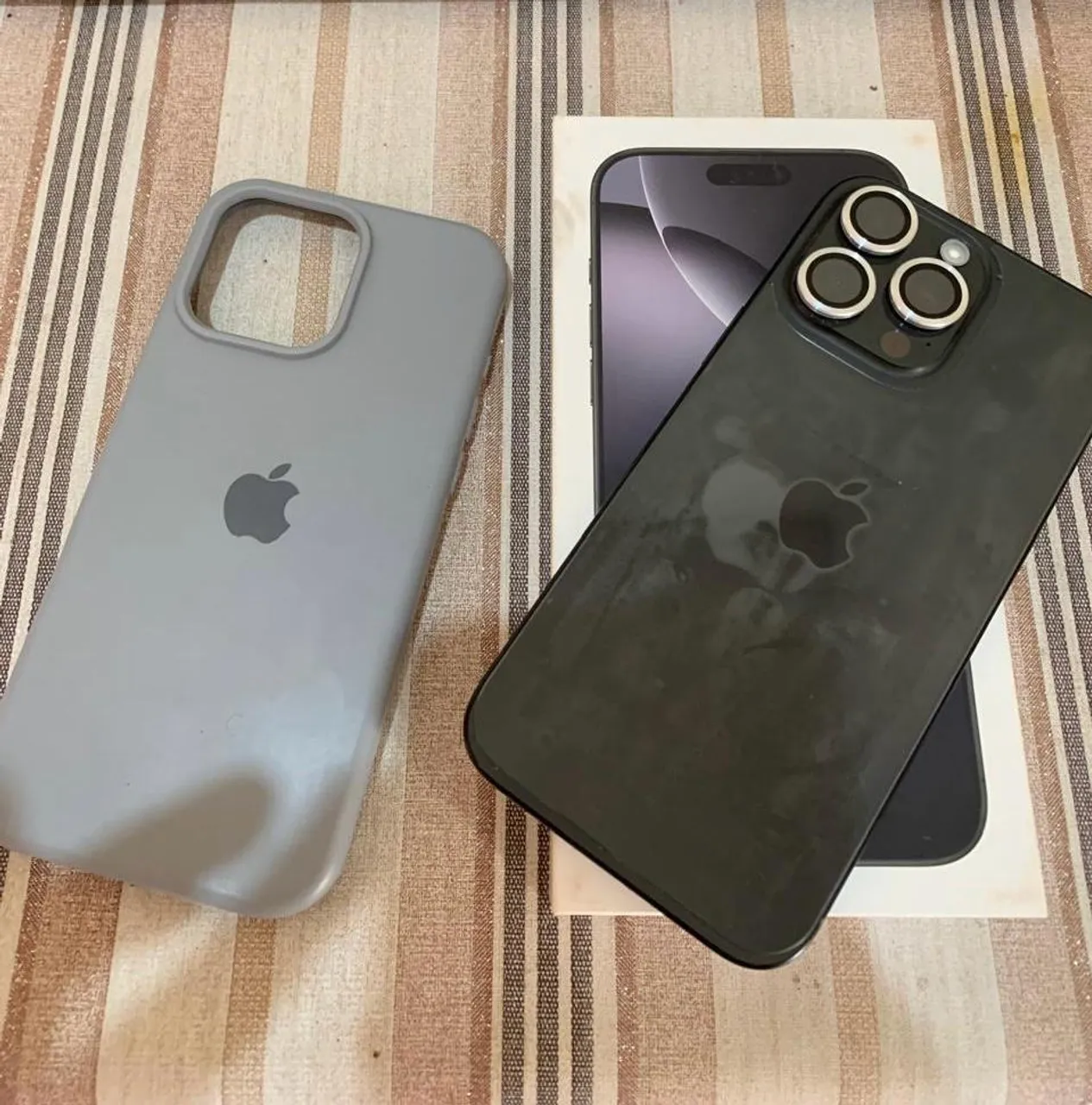 Vende-se IPhone 16 Pro max 256 Gb 3 meses de uso Semi novo