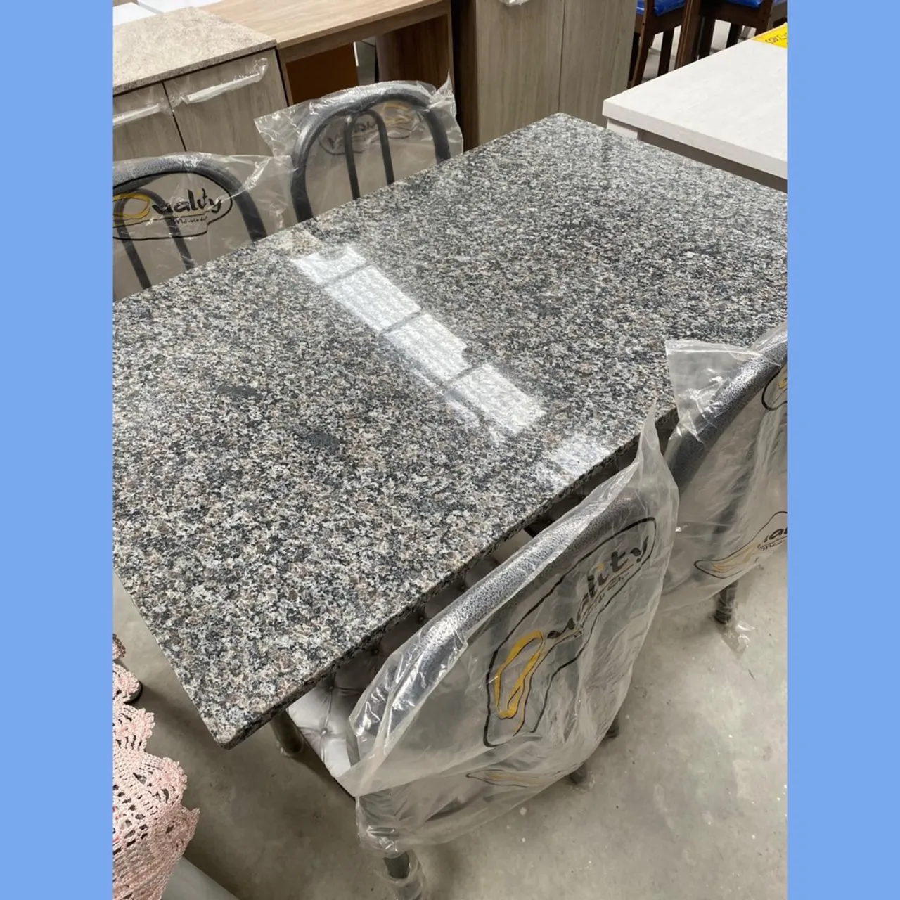 Mesa com 4 cadeiras tampo em granito 