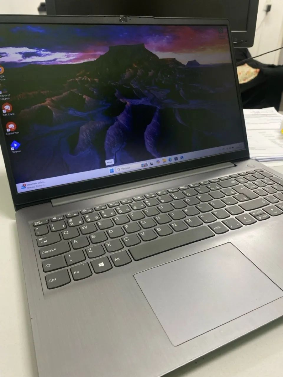 Notebook Lenovo Ideapad 3-15ALC6-82MF0003BR - AMD Ryzen 5-5500U - RAM 8GB - SSD 256GB - Foto 2