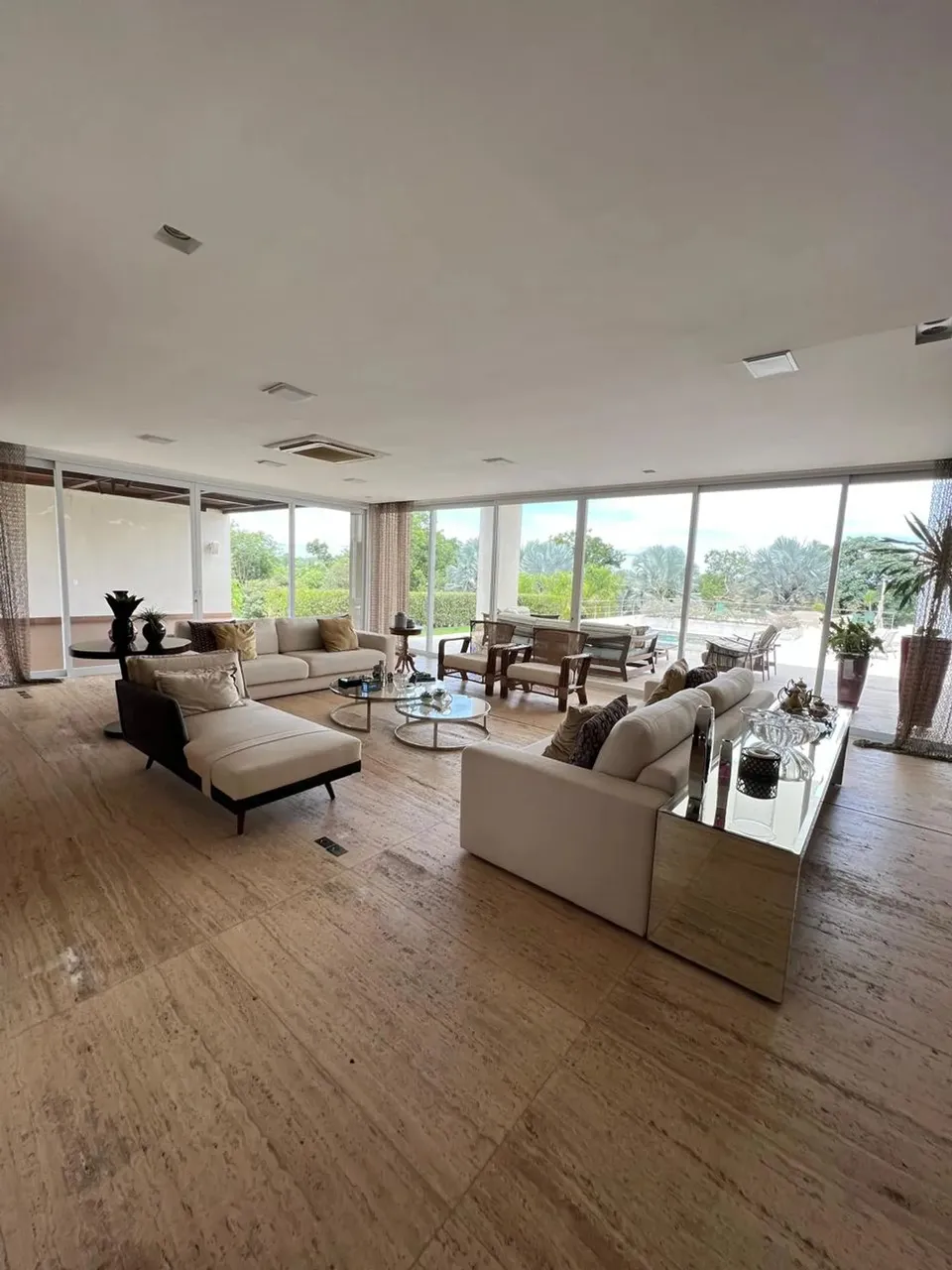 CASA TÉRREA COM 5 SUÍTES À VENDA, 3.333m2 - COND. JAPUIRA