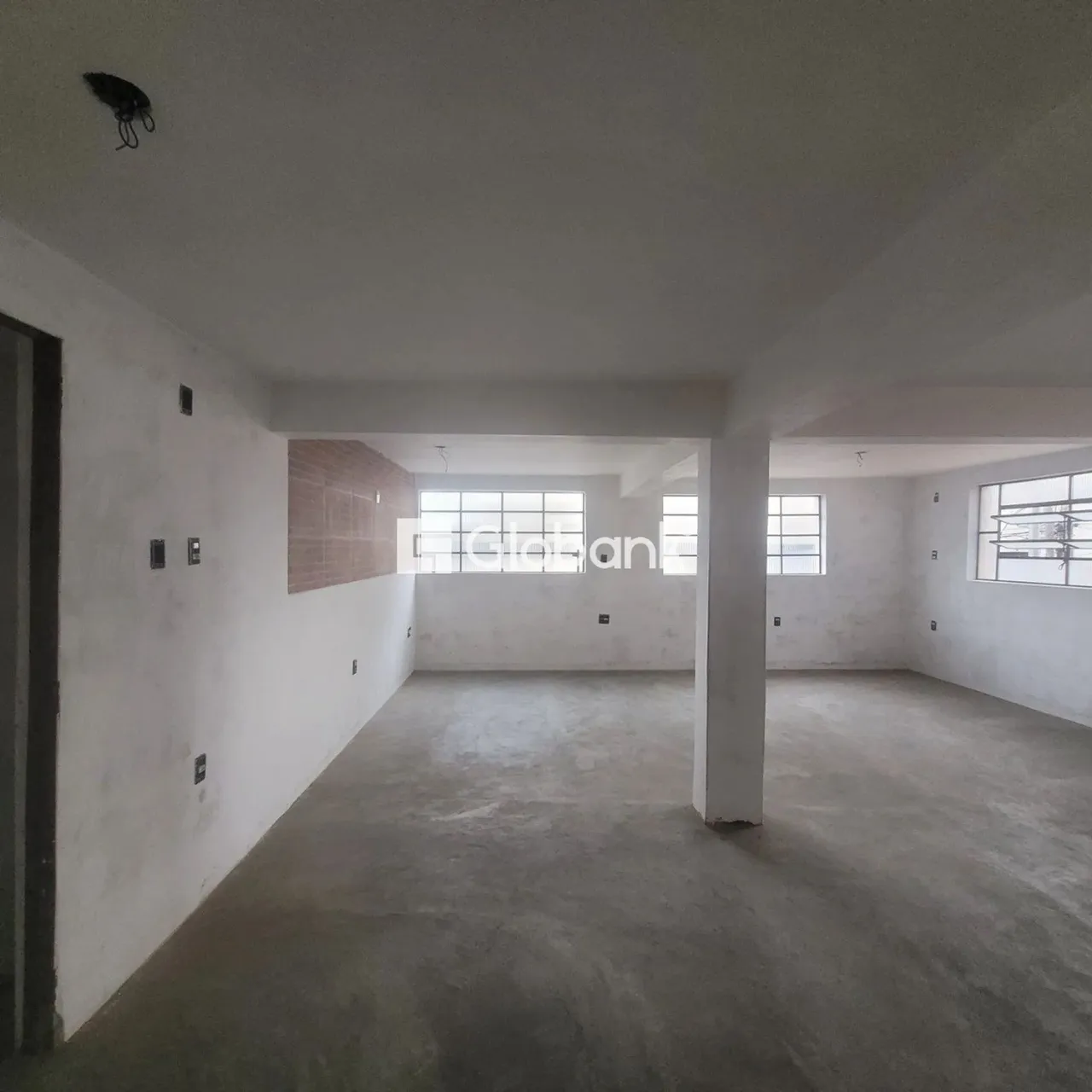 Ponto comercial com 85m², e sobre loja no bairro São José;
