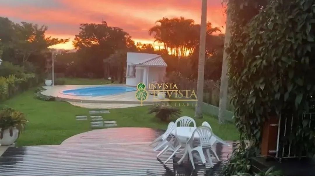 Casa com Piscina, 4 quartos e 900 m² no João Paulo, em Florianópolis.