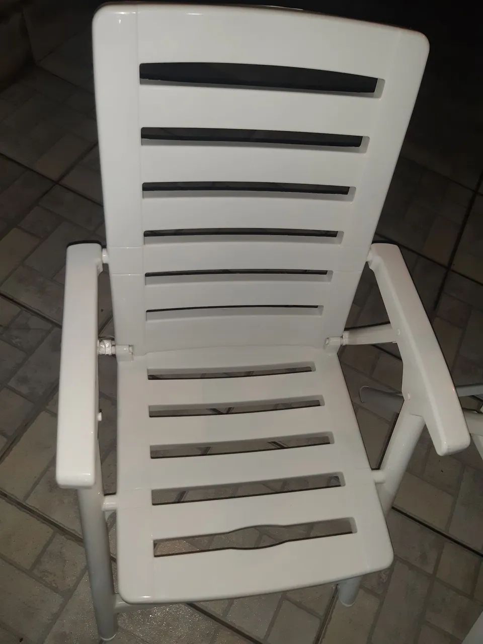 1x cadeira de plástico branco dobrável  - Foto 3
