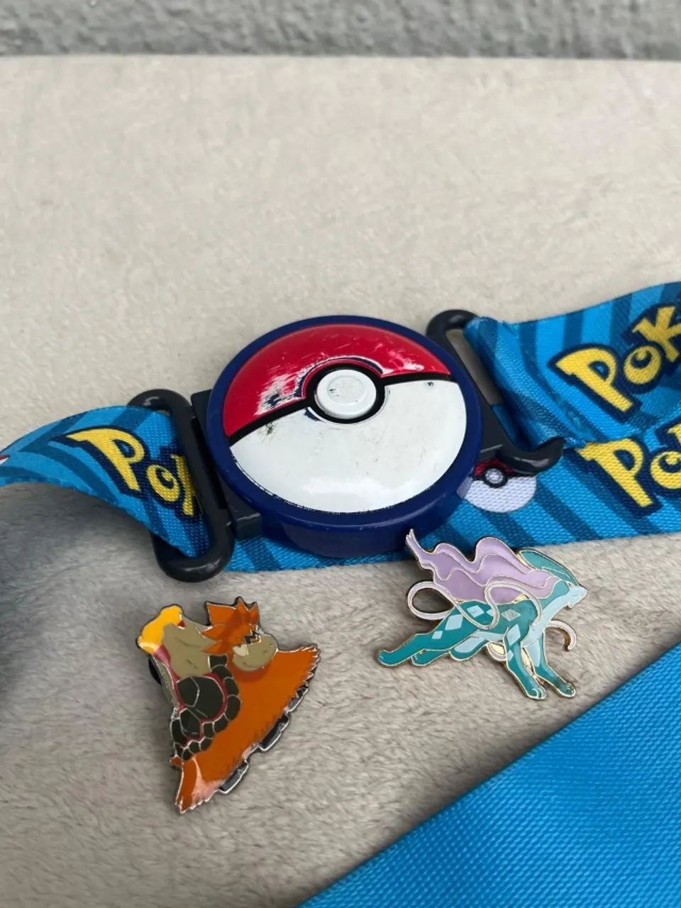 Cinto Pokémon 2 Broches Oficiais Suicune E Mega Camerupt - Foto 3