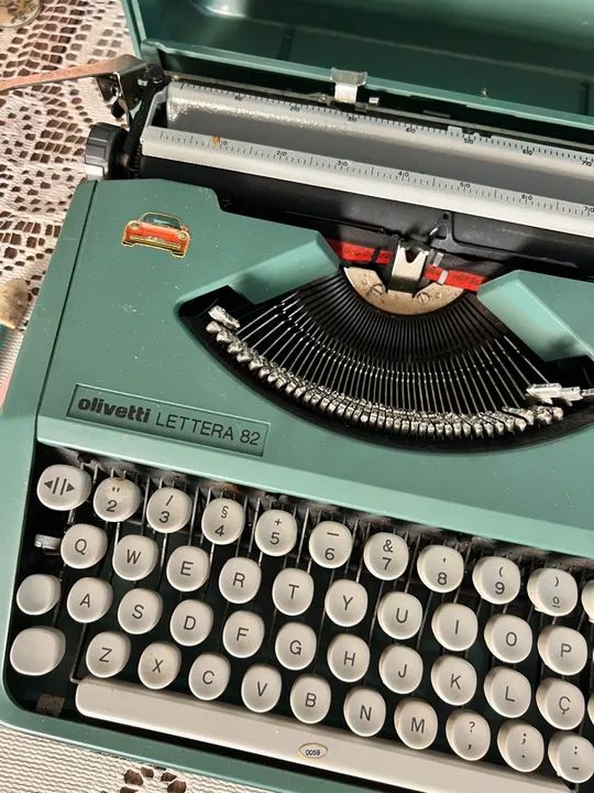 Máquina de Escrever Olivetti Lettera 82, conservada