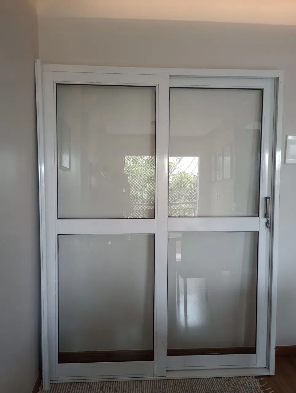 Porta de correr branca com vidro
