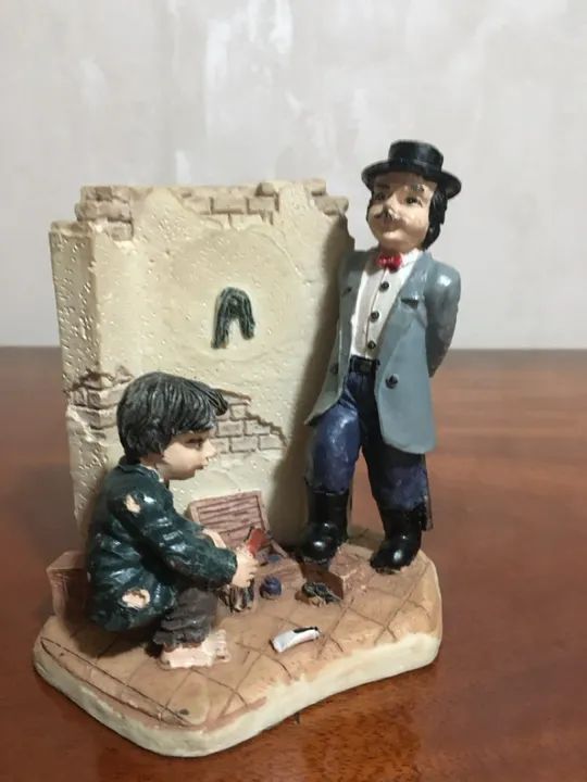 O engraxate em resina com ricos detalhes   - Foto 2