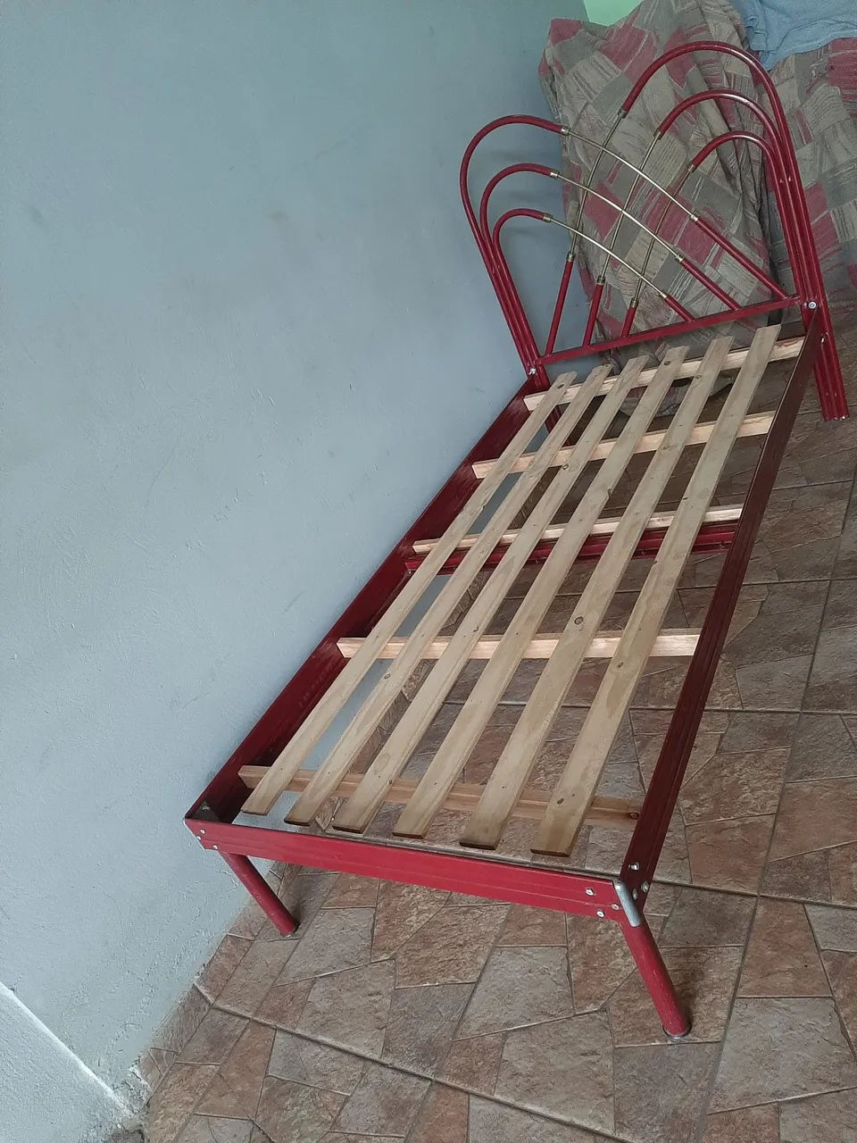 Vendo Cama de solteiro em metal,em Limeira SP