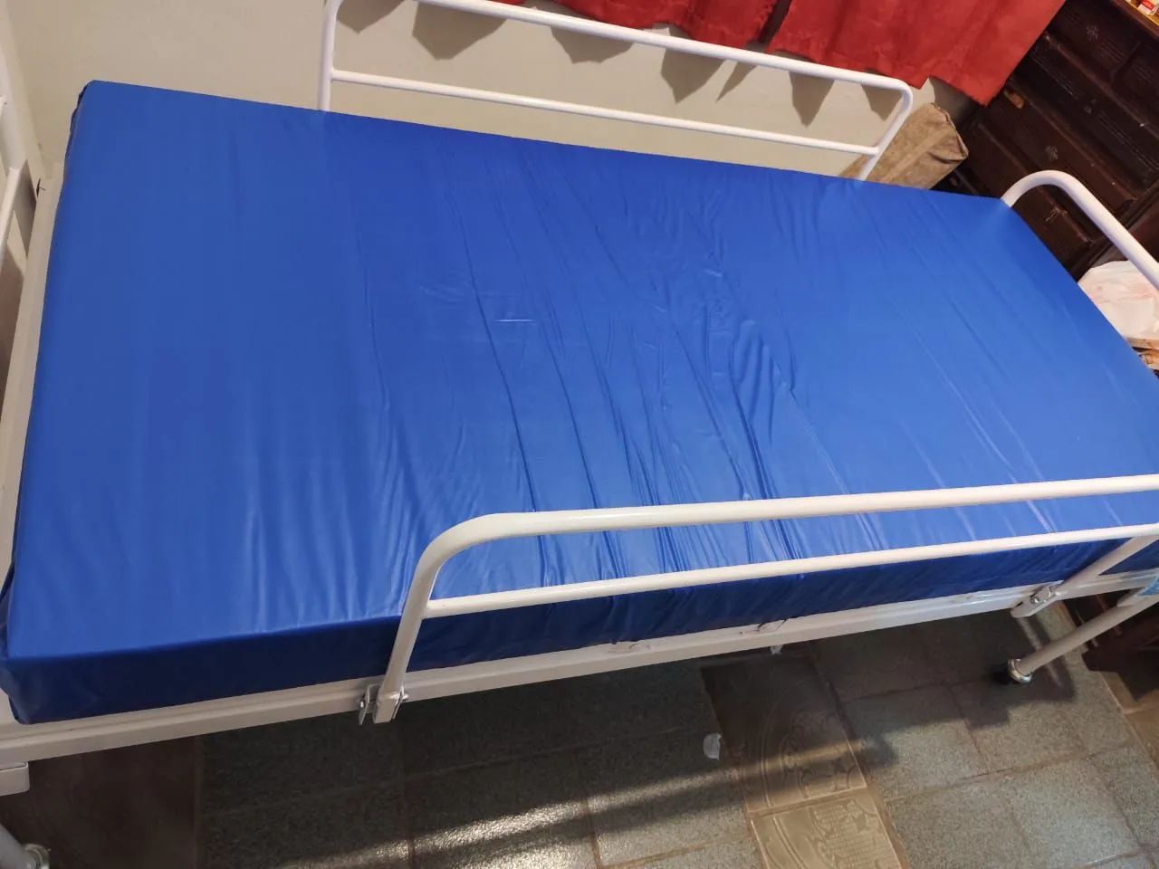 Cama Hospitalar com colchão 120 kgs com 2 manivelas