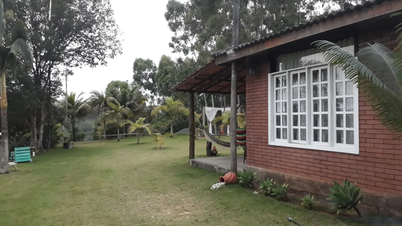 Sítio para aluguel tem 1000 metros quadrados com 4 quartos, piscina, jardim, churrasqueira