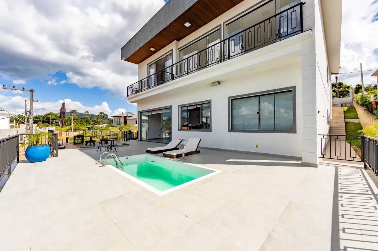 Casa com 4 suítes na Barra do Imbuí, Teresópolis.
