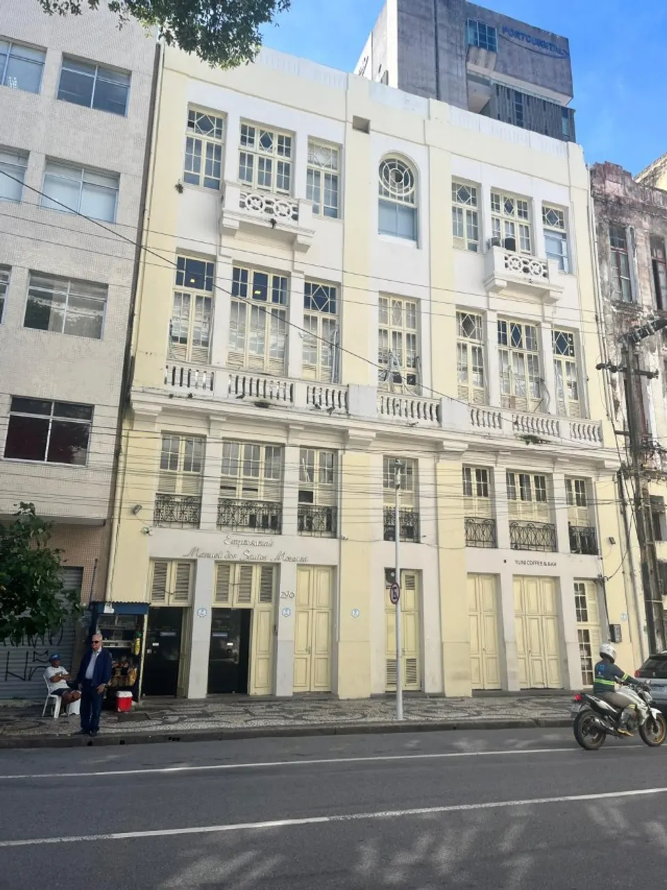 SALAS COMERCIAIS NO EDIFÍCIO MANOEL DOS SANTOS MOREIRA - RECIFE ANTIGO