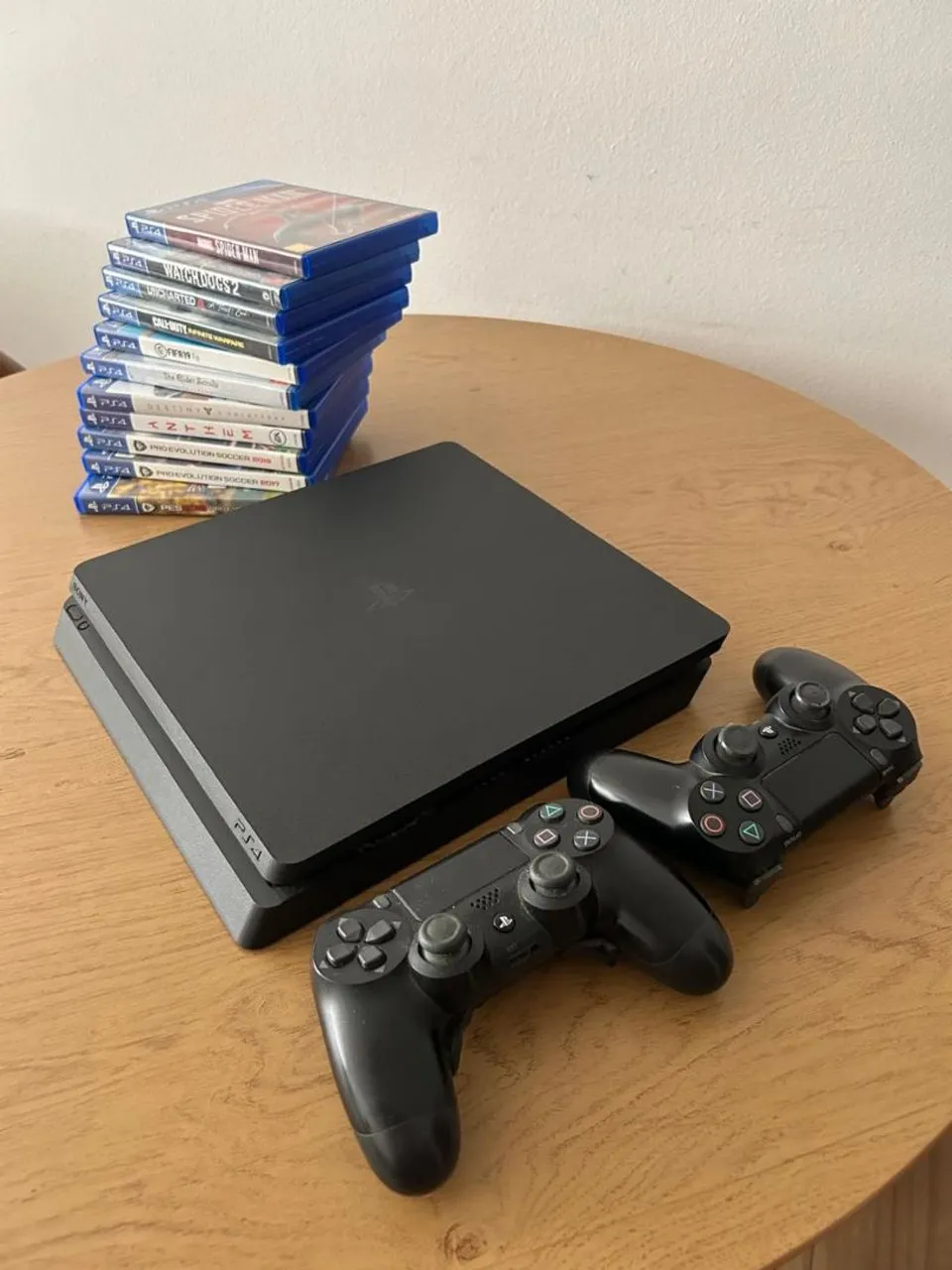 Playstation 4 slim (Ps4) 1TB + 2 controles + 11 jogos
