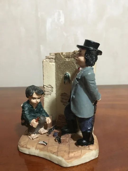 O engraxate em resina com ricos detalhes  