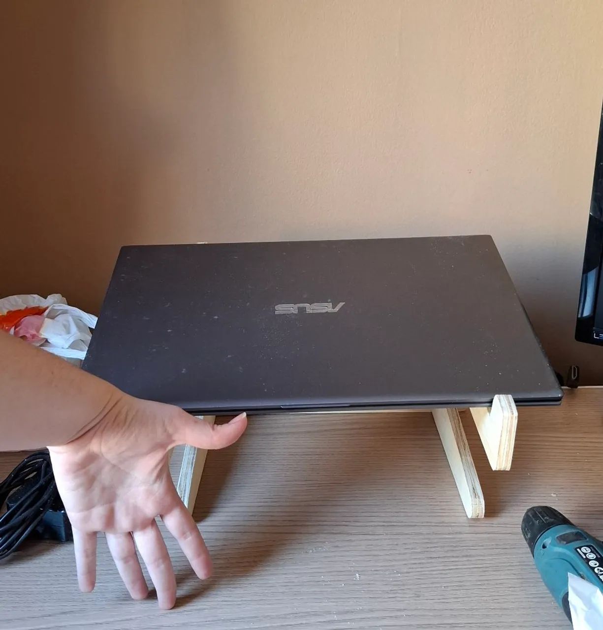 Suporte para notebook em madeira 64312829573890123