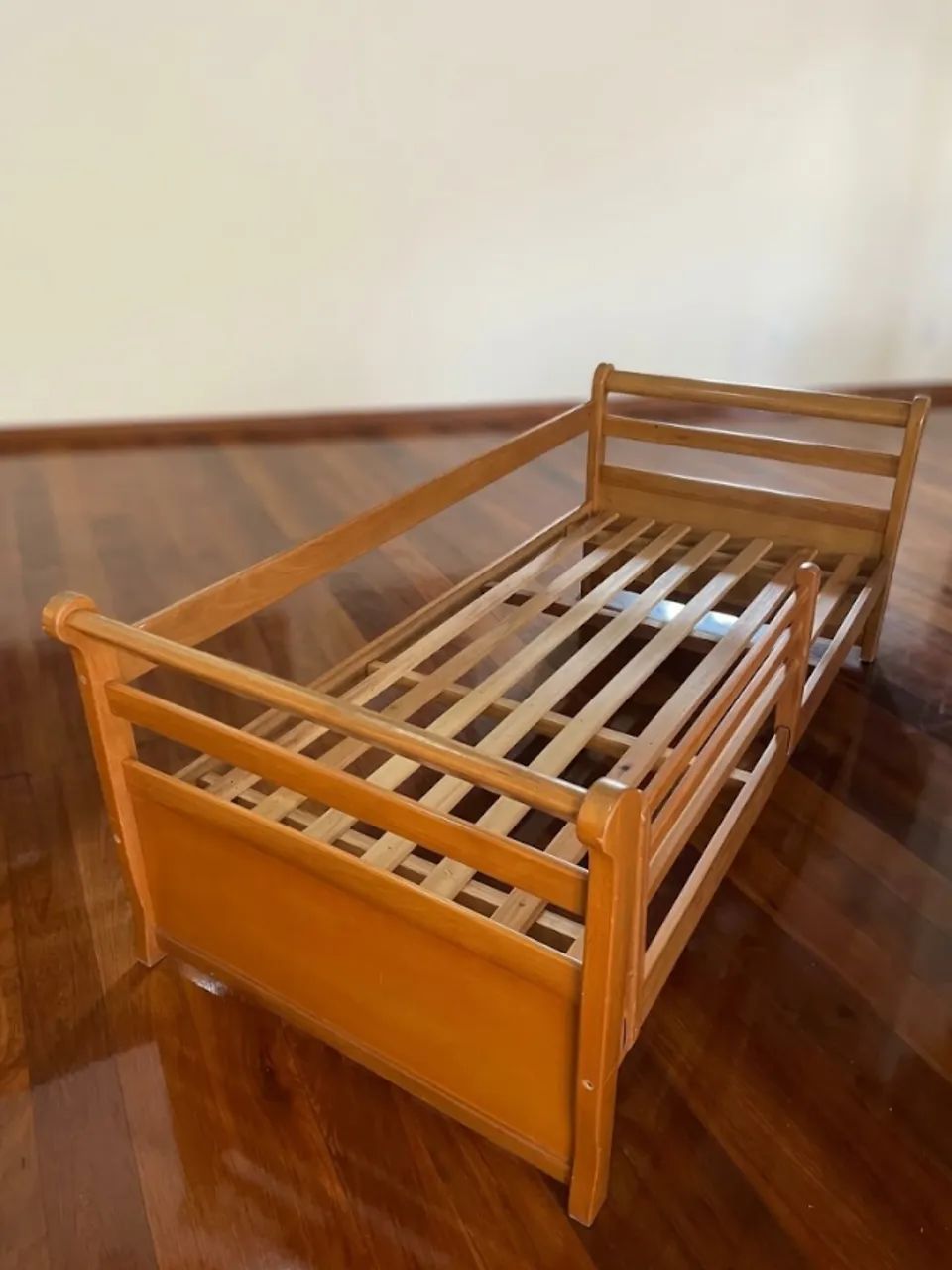 Cama de solteiro de madeira maciça com grade de proteção removível - Foto 2