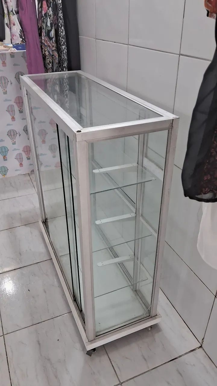 BALCÃO  DE VIDRO E ALUMÍNIO COM 2 DUAS PRATELEIRAS DE VIDRO - Foto 2