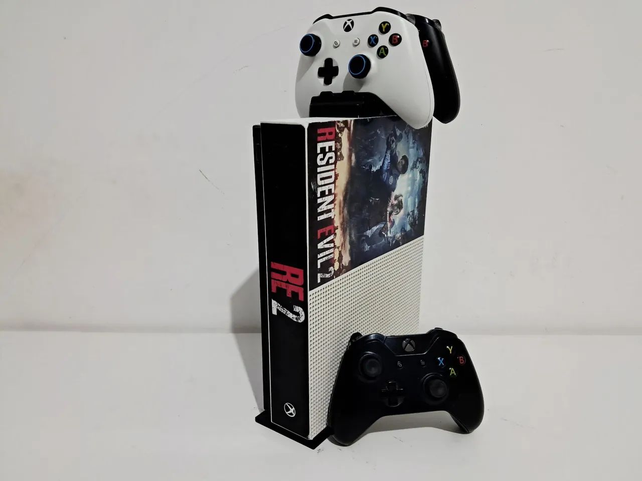 XBOX ONE S 1TB - 3 CONTROLES - 5 JOGOS - Foto 2