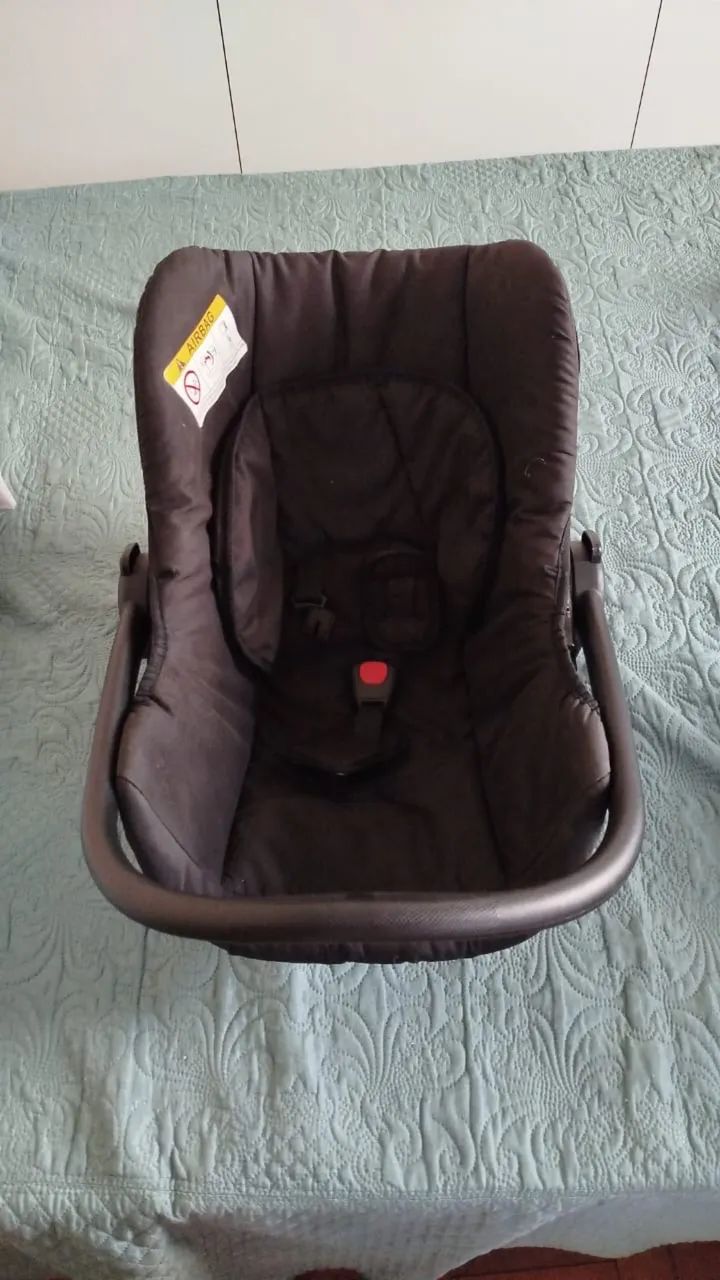 Vendo Carrinho de bebê / bebê conforto e base de carro - Foto 2