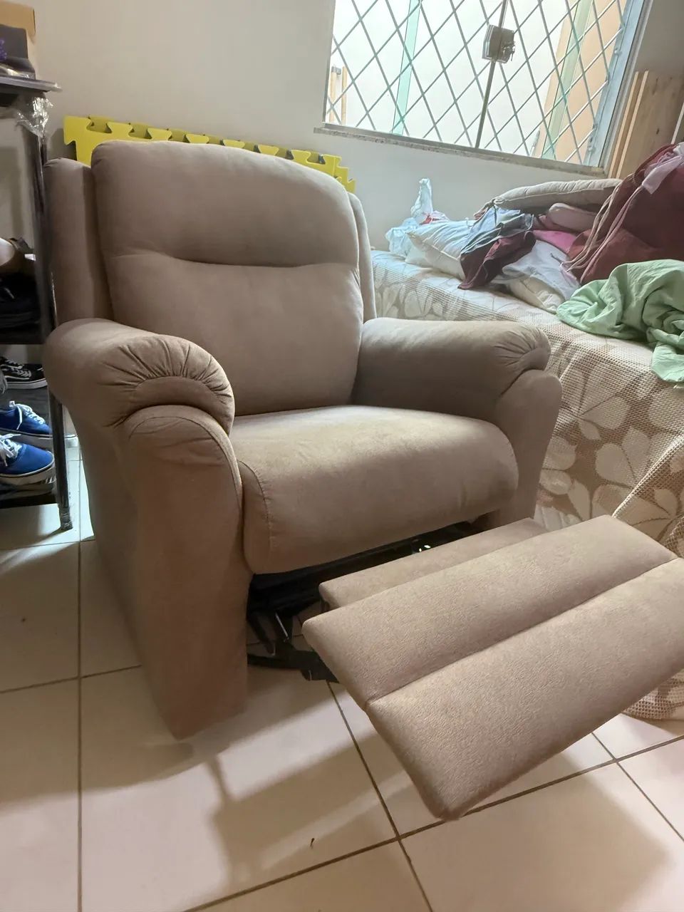 Poltrona Pelmex Gitatória Com Balanço E Reclino Bege - Foto 4