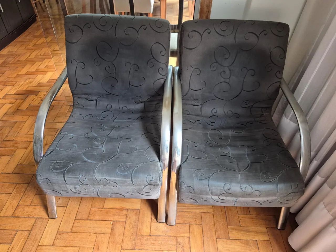 02 cadeiras em suede bordado