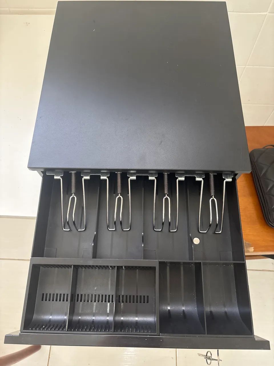 Gaveta para caixa com chave