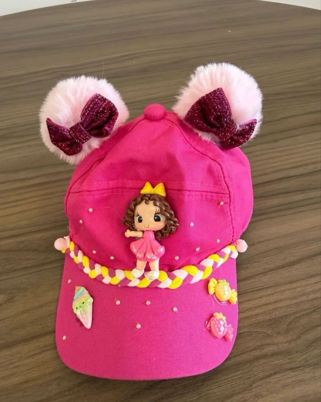 boné infantil rosa com pompons e laços - Foto 4