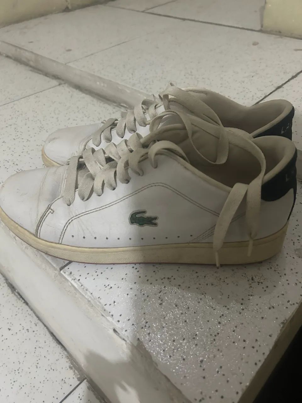 tênis casual lacoste, branco. 