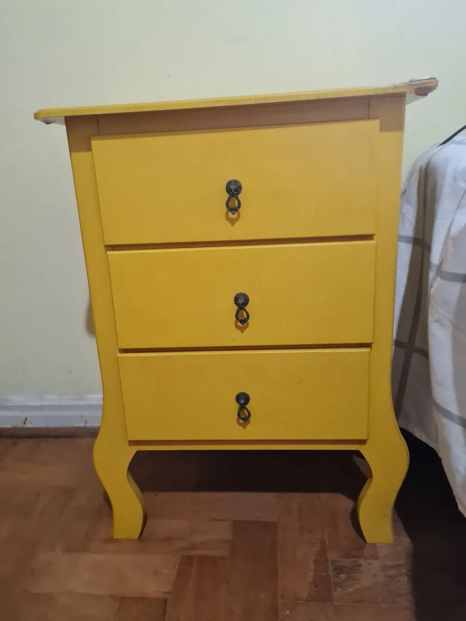 Mesa de cabeceira amarela usada - retirar no local