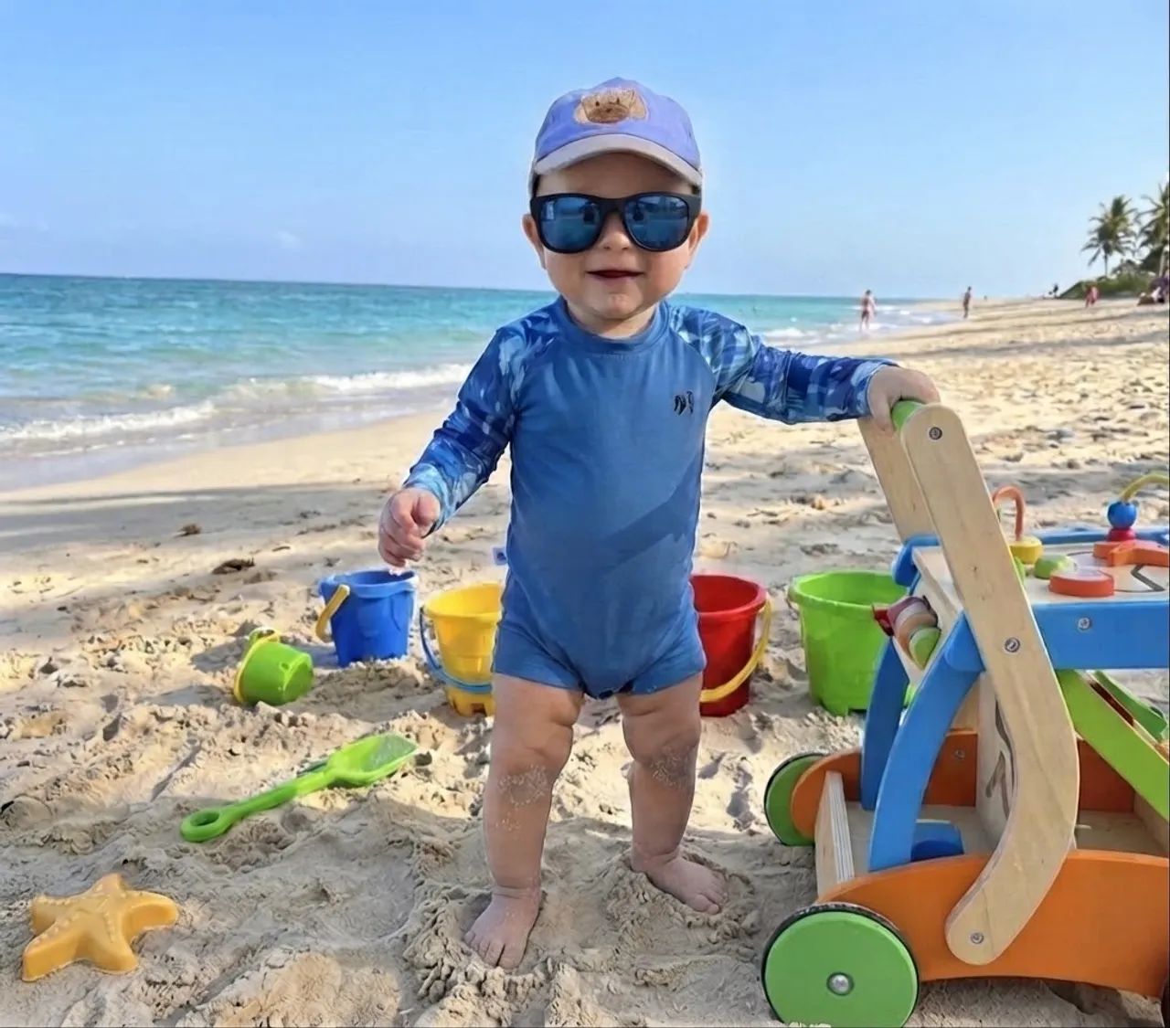 Kit Praia - Macacão com proteção UV + Boné (Pimpolho) + Óculos de Sol Buba - Foto 3
