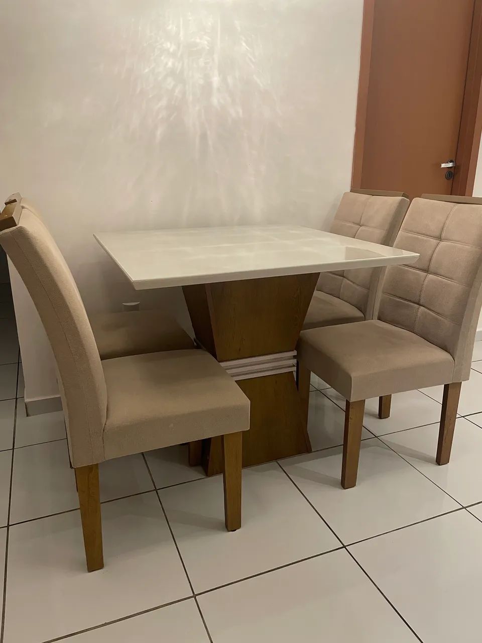 MESA COM 4 CADEIRAS